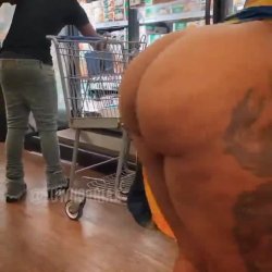 FLASHING BIG BUTT IN MARKET